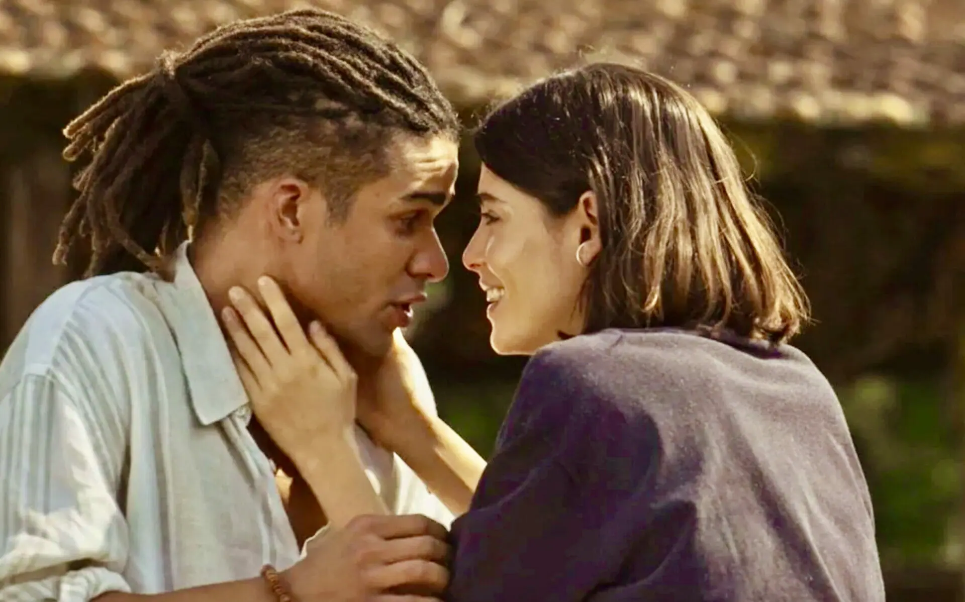 Marcelo (Lucas Leto) e Guta (Julia Dalavia) em Pantanal