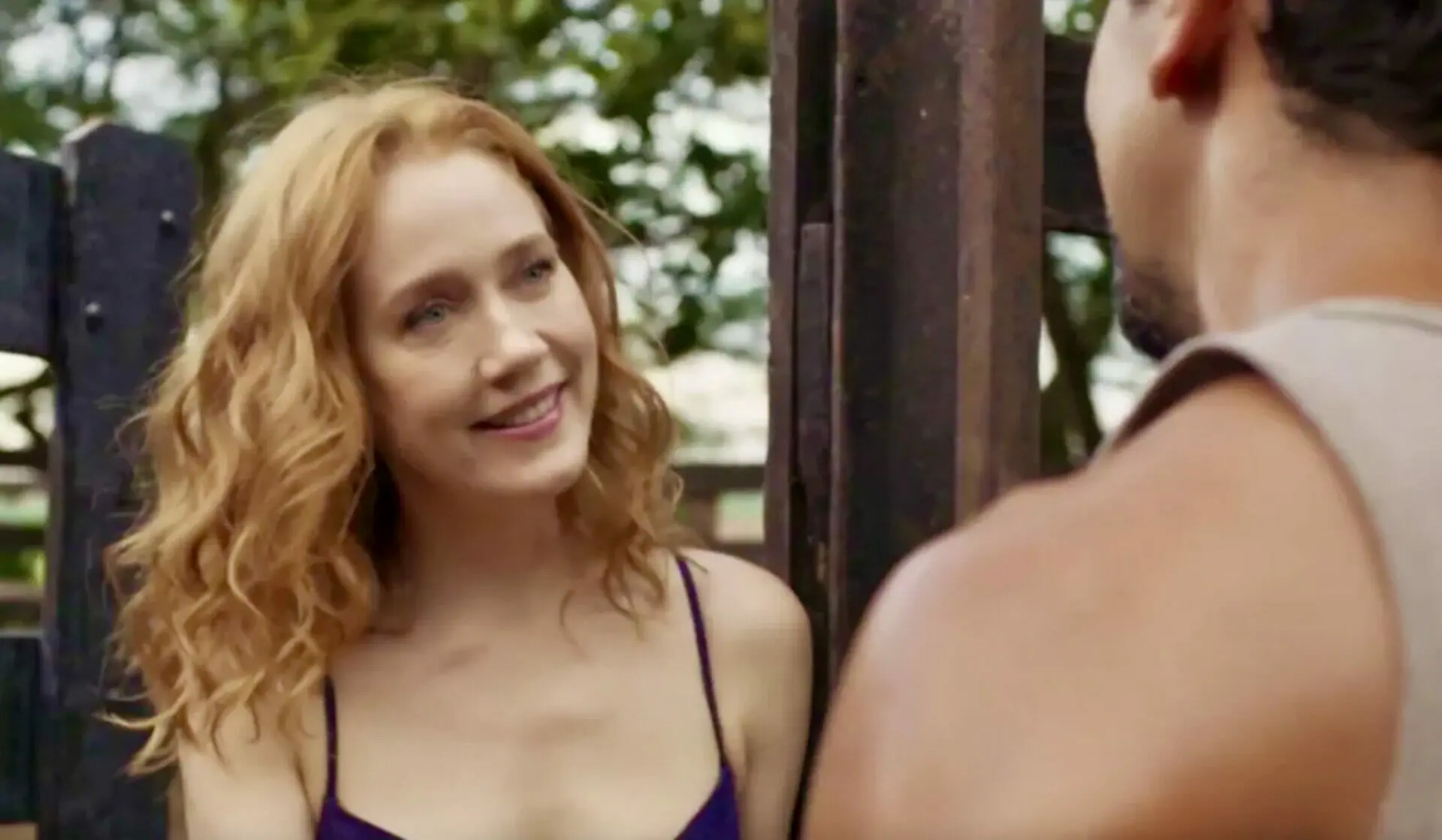 José Lucas de Nada (Irandhir Santos) beija Irma (Camila Morgado) em Pantanal