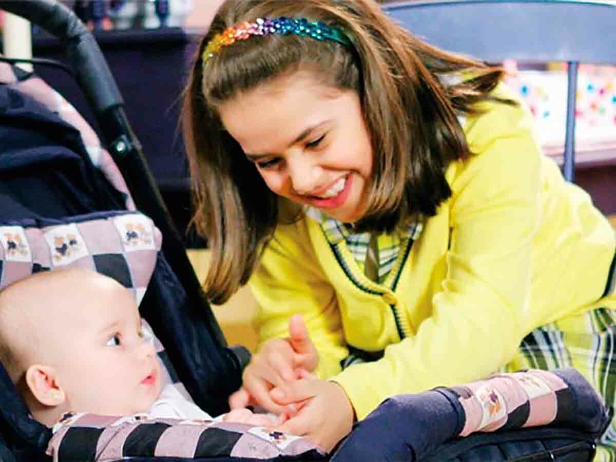 Valéria (Maisa Silva) e bebê em Carrossel