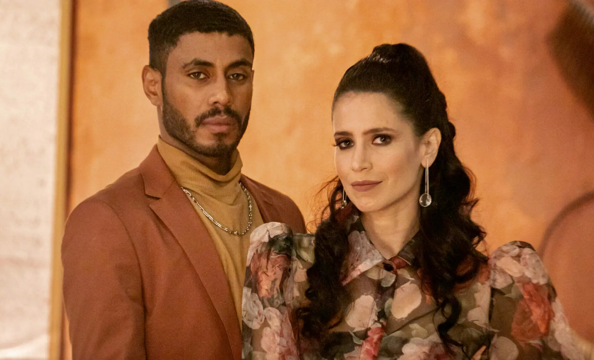 Leonardo (Ícaro Silva) e Regina (Mel Lisboa) de Cara e Coragem