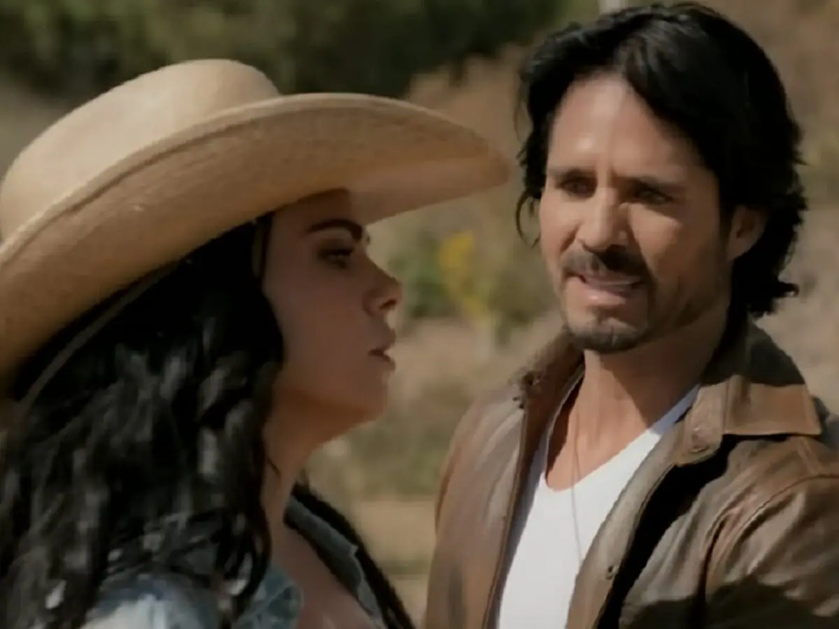 Fernanda (Livia Brito) e Rafael (José Ron) de A Desalmada