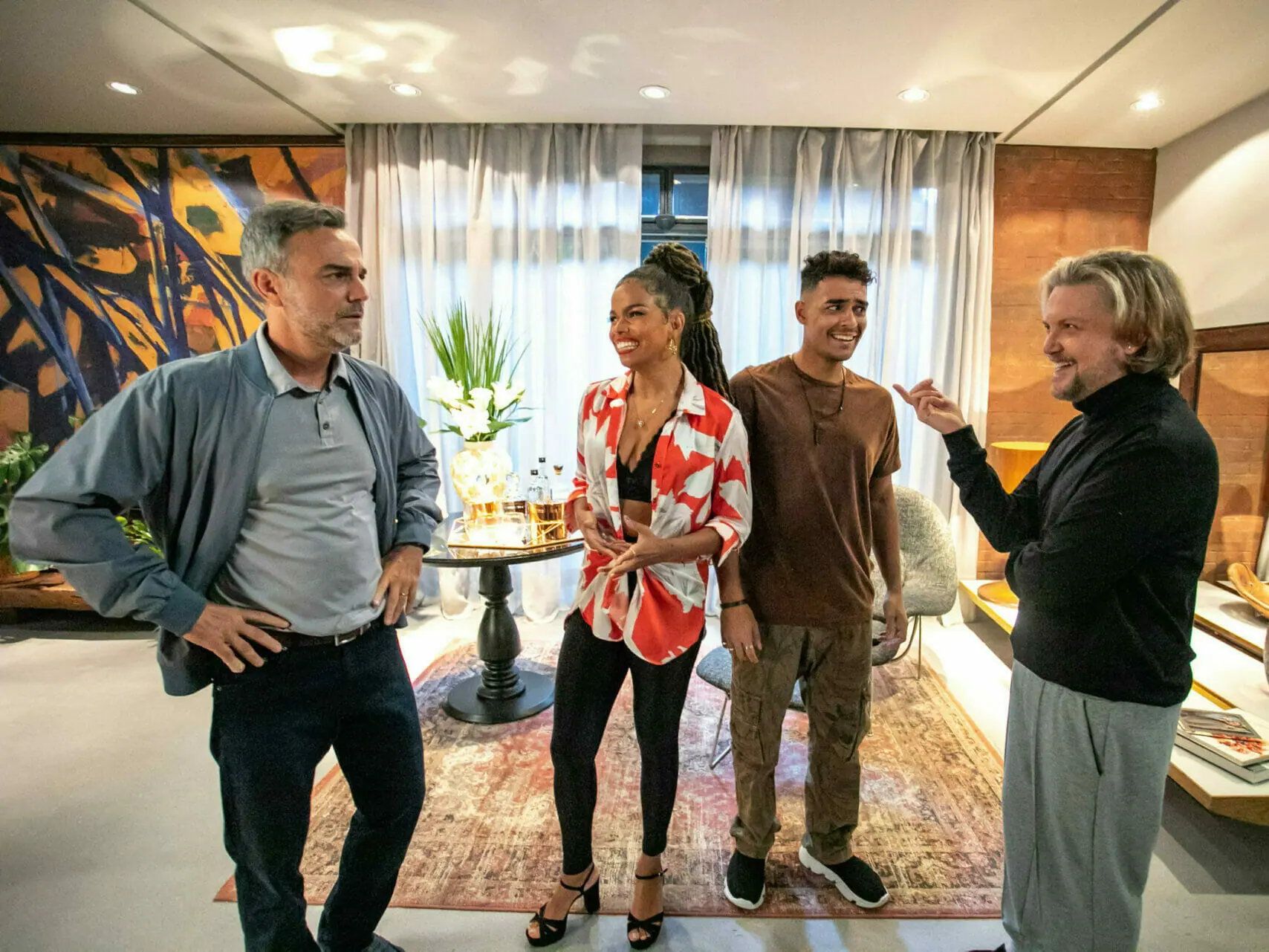Gustavo (Marcelo Valle), Jéssica (Jeniffer Nascimento), Lucas (Igor Fernandez) e Duarte/Bob Wright (Kiko Mascarenhas) em Cara e Coragem
