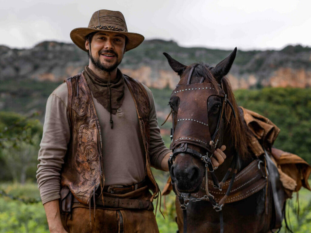 Sérgio Guizé como Zé Paulino, o protagonista de Mar do Sertão