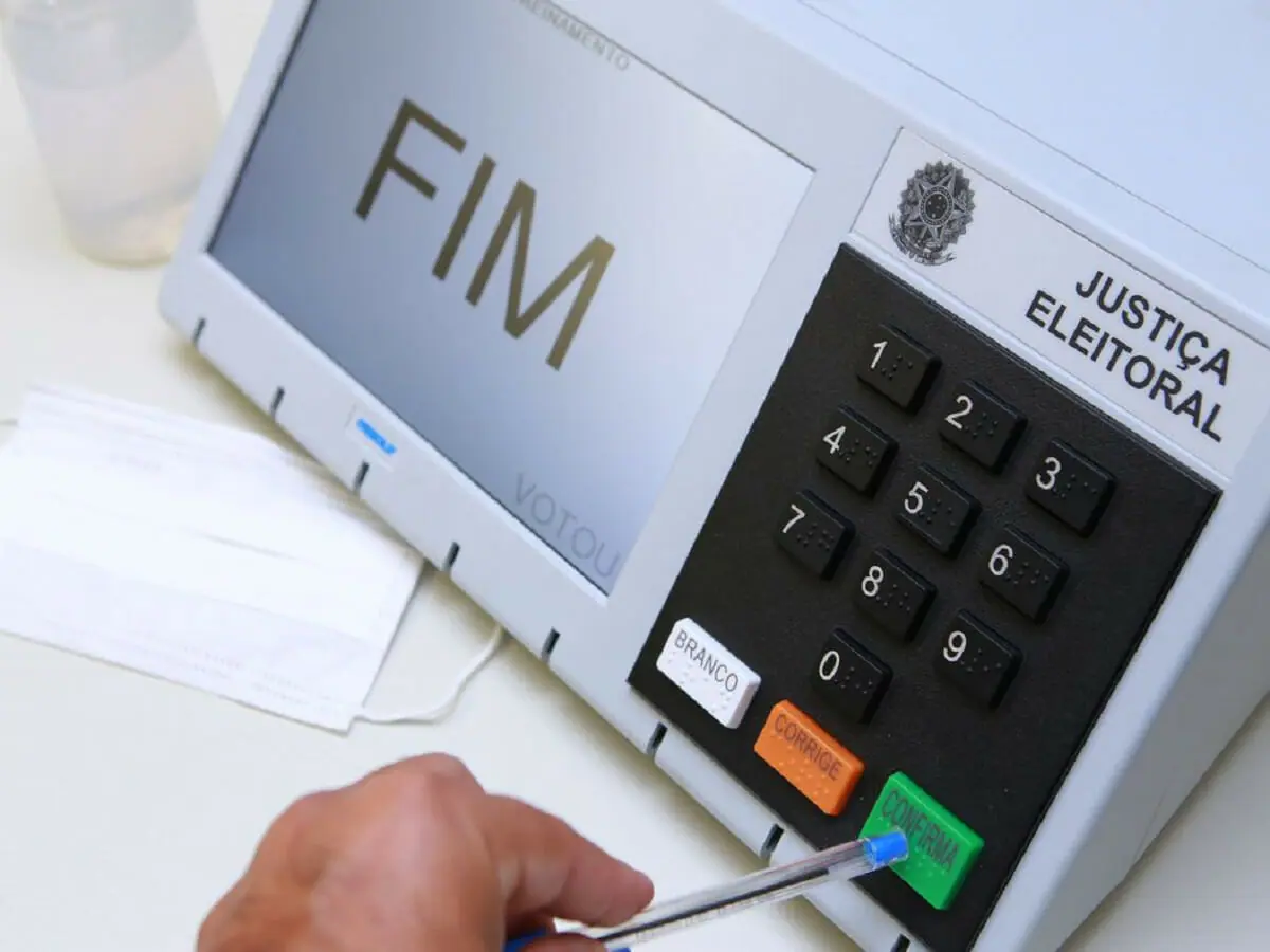 Urna eletrônica, equipamento utilizado nas eleições brasileiras desde 1996