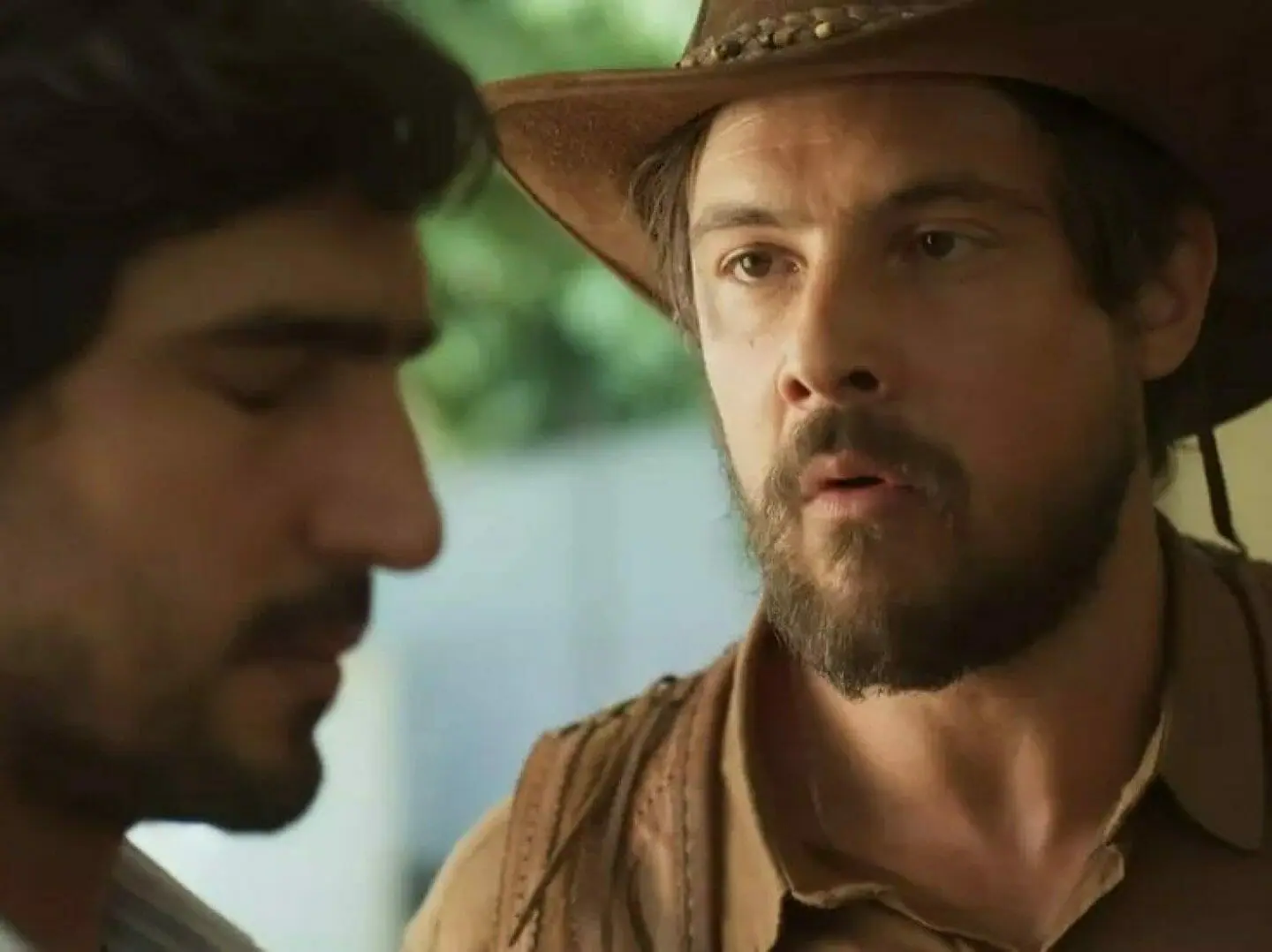 Tertulinho (Renato Góes) e Zé Paulino (Sérgio Guizé) em Mar do Sertão