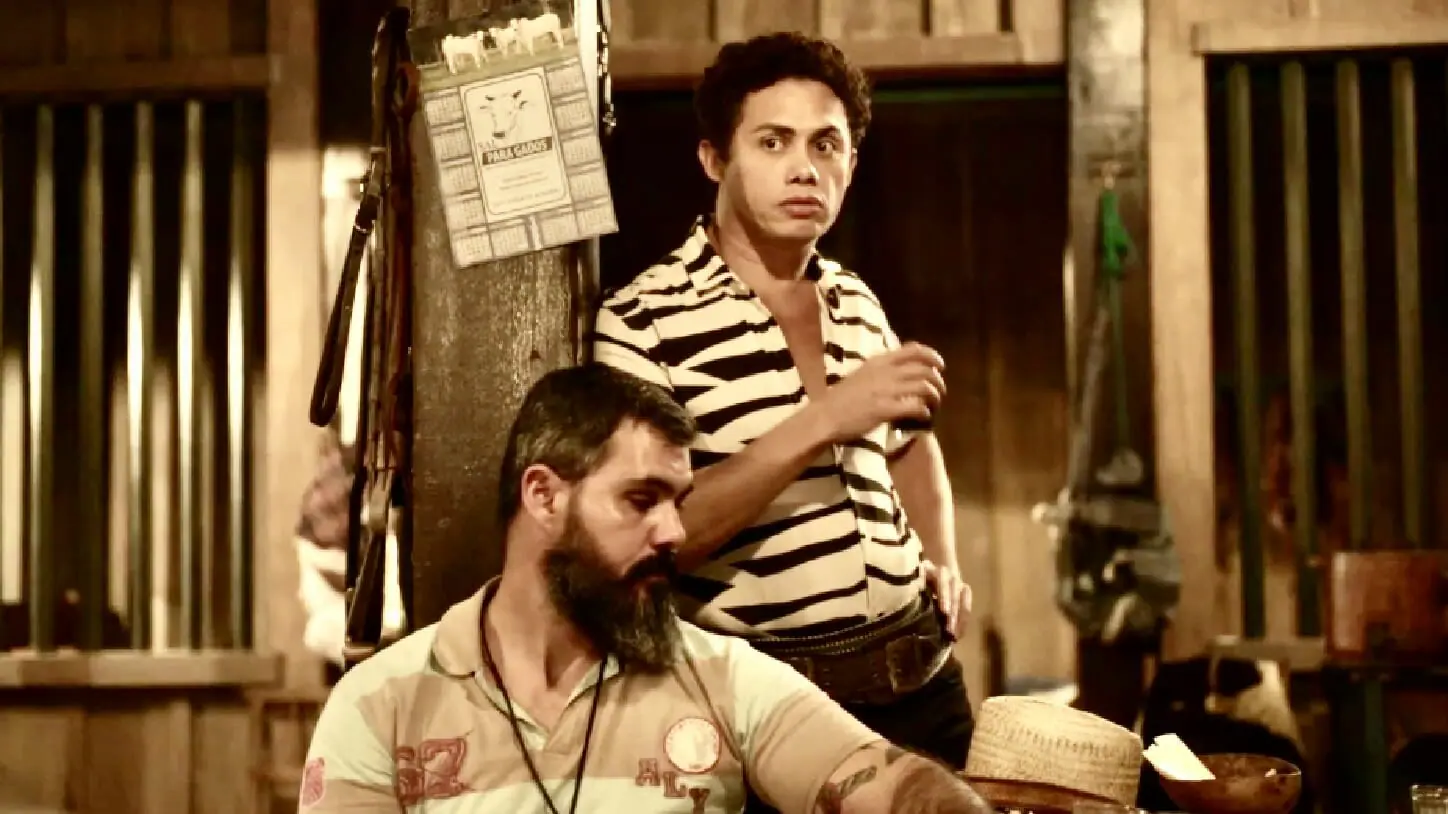 Alcides (Juliano Cazarré) e Zaquieu (Silvero Pereira) em Pantanal