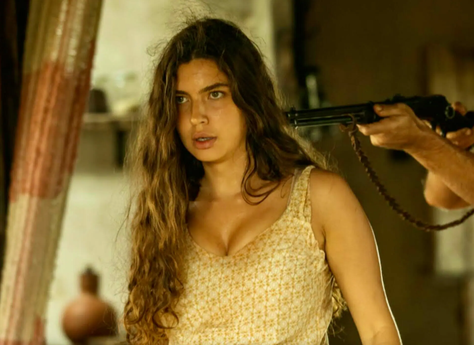 Juma (Alanis Guillen) e Solano (Rafa Sieg) em Pantanal