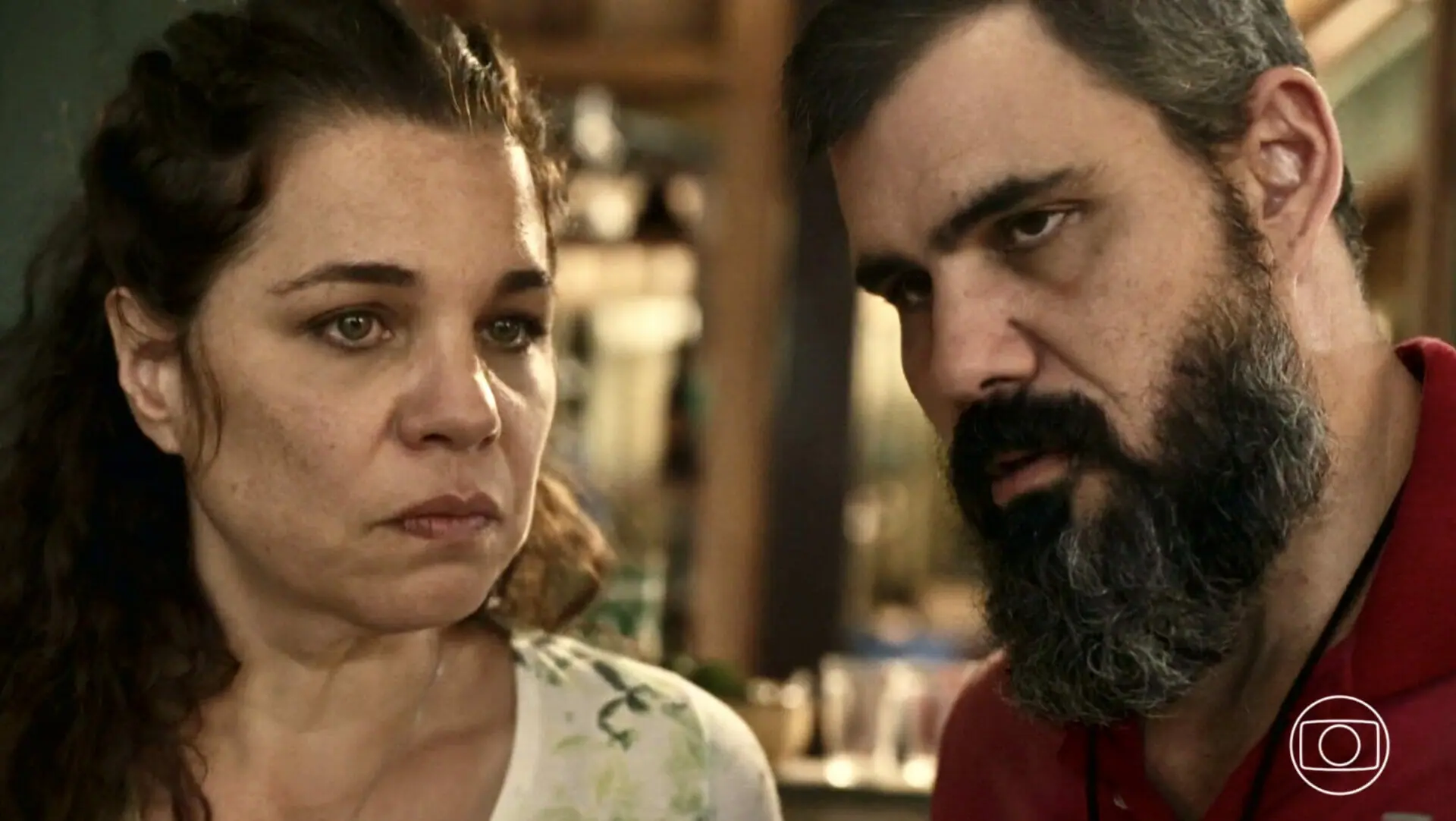 Alcides (Juliano Cazarré) e Maria Bruaca (Isabel Teixeira) em Pantanal