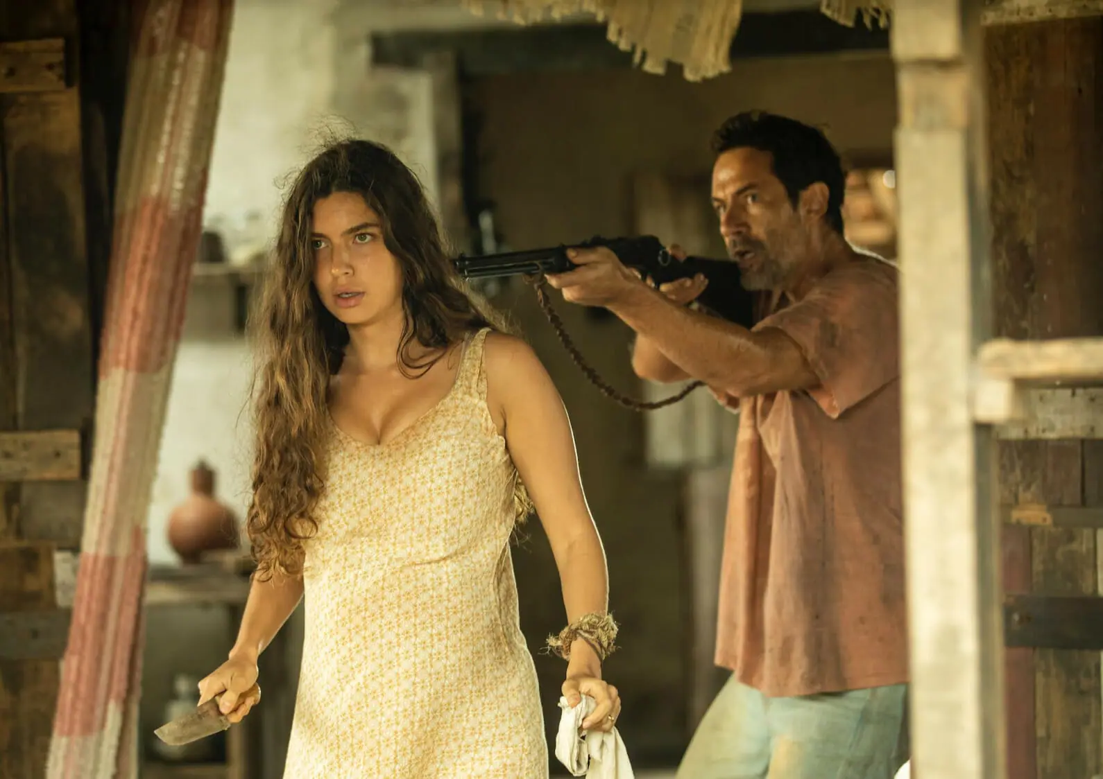 Juma (Alanis Guillen) e Solano (Rafa Sieg) em Pantanal