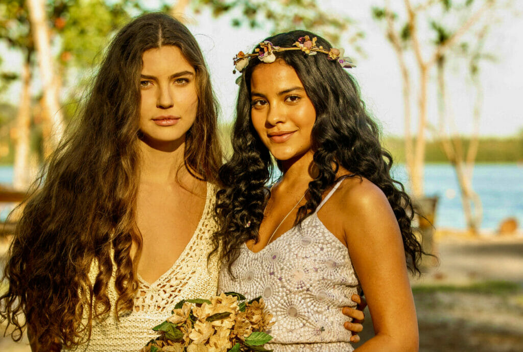 Muda (Bella Campos) e Juma (Alanis Guillen) em Pantanal
