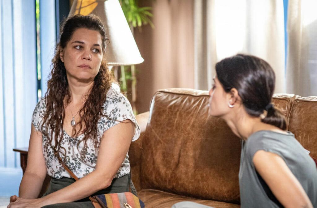 Maria Bruaca (Isabel Teixeira) e Guta (Julia Dalavia) em Pantanal