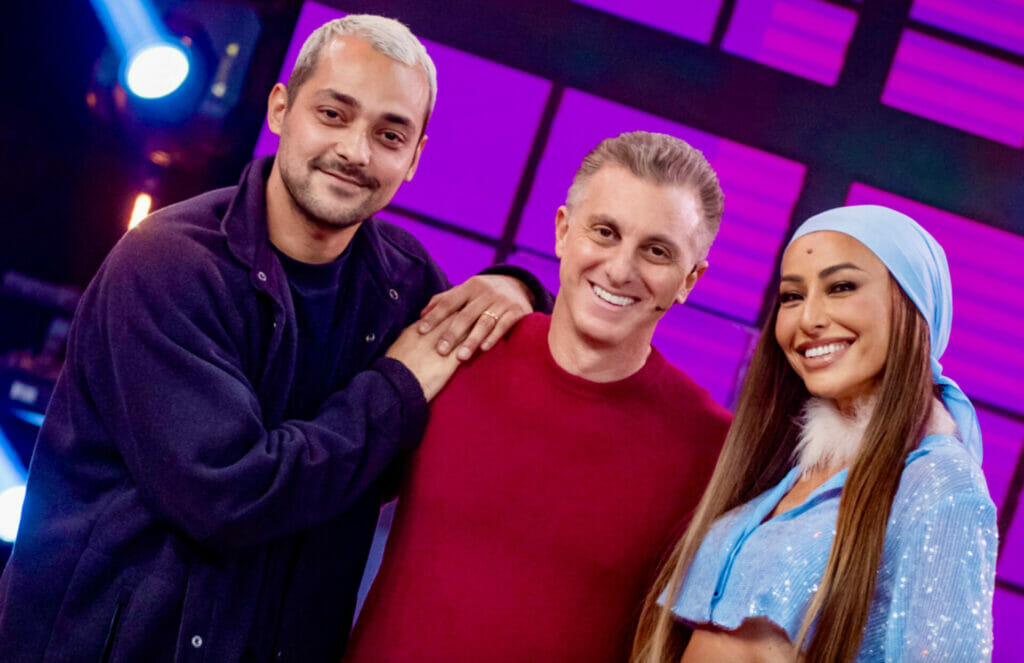 Eduardo Sterblitch, Luciano Huck e Sabrina Sato no palco do 'Doming&atilde;o'