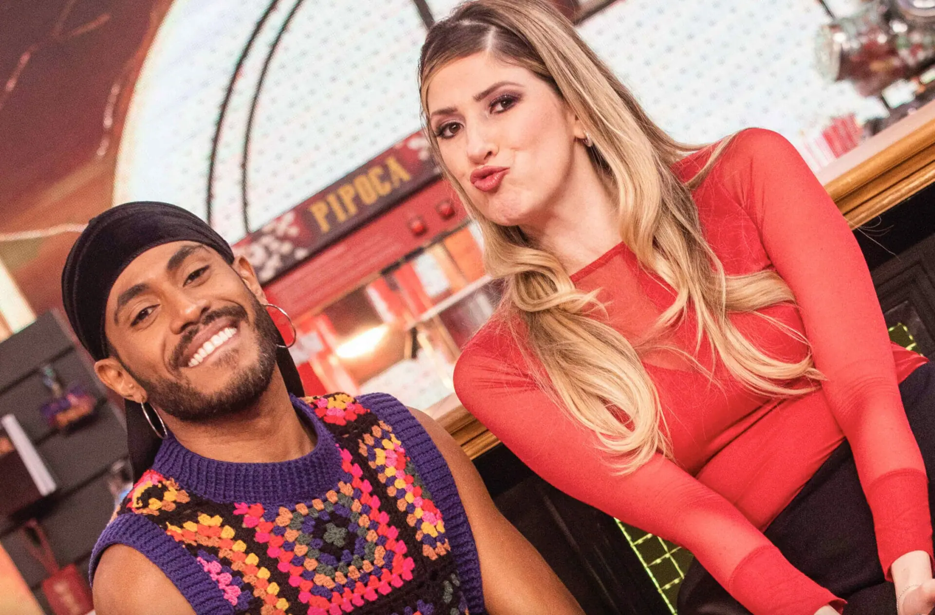 Ícaro Silva e Dani Calabresa no palco do 'Domingão'