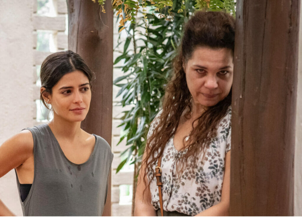 Maria Bruaca (Isabel Teixeira) e Guta (Julia Dalavia) em Pantanal