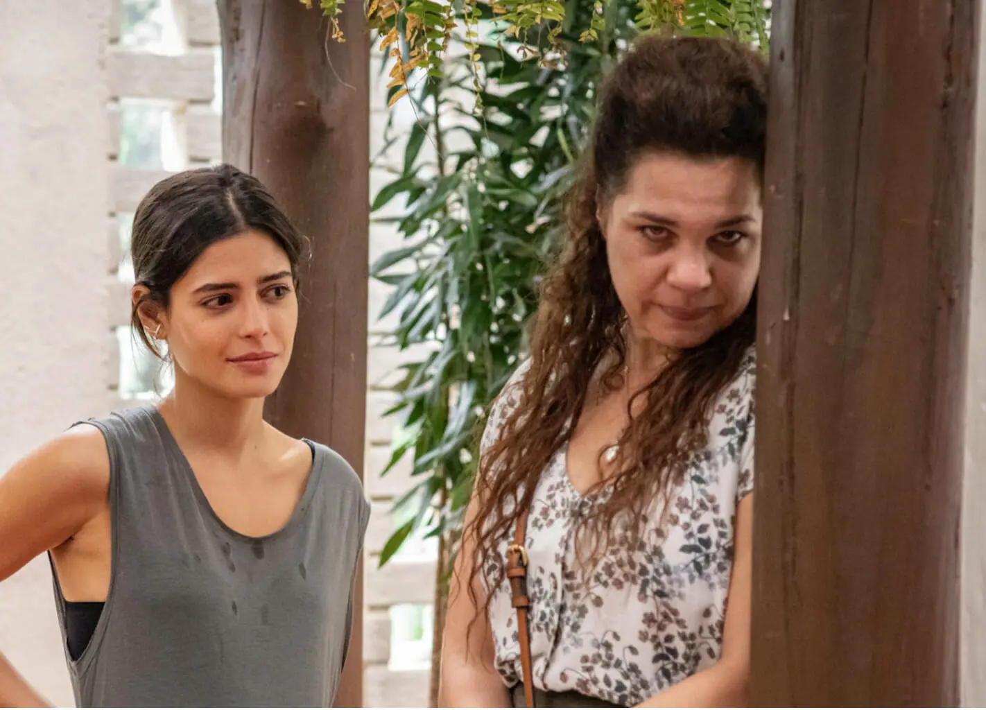 Maria Bruaca (Isabel Teixeira) e Guta (Julia Dalavia) em Pantanal