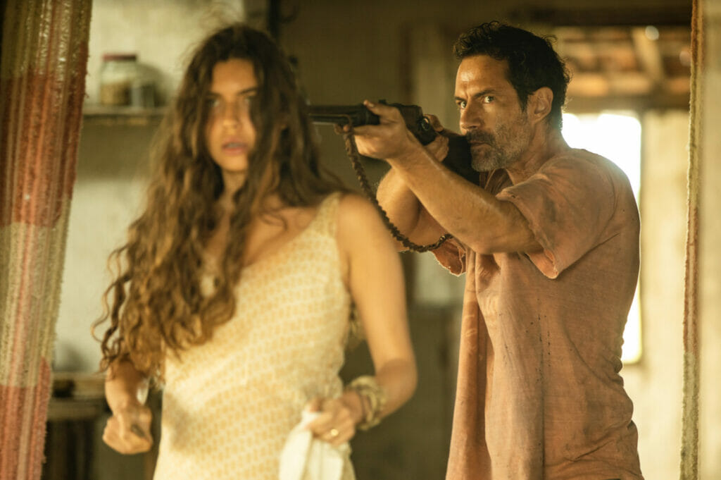 Juma (Alanis Guillen) e Solano (Rafa Sieg) em Pantanal