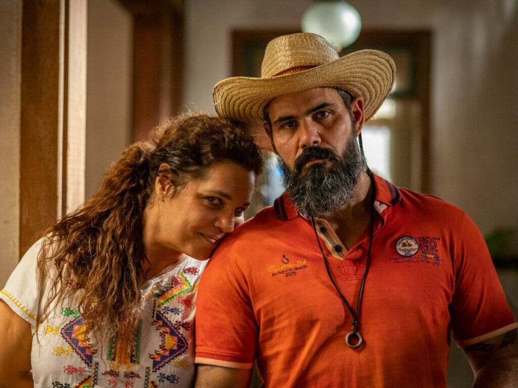 Alcides (Juliano Cazarré) e Maria (Isabel Teixeira) em Pantanal
