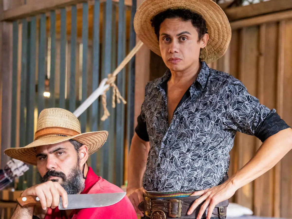 Alcides (Juliano Cazarré) e Zaquieu (Silvero Pereira) em Pantanal