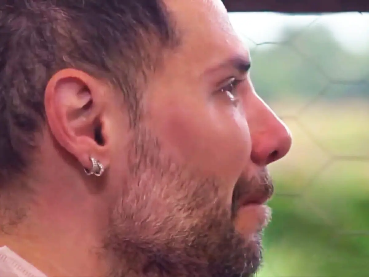 Alex Gallet chora em A Fazenda 14