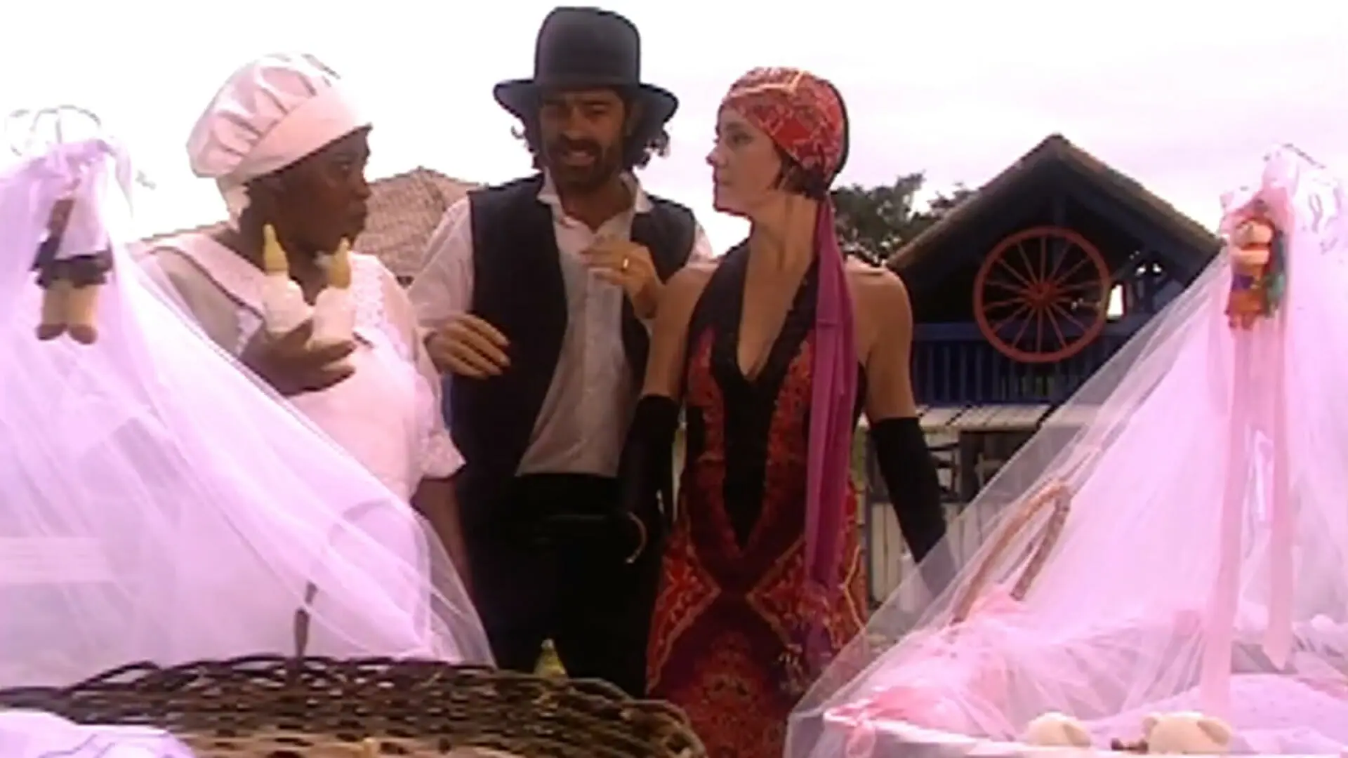 Catarina (Adriana Esteves) e Petruchio) de O Cravo e a Rosa