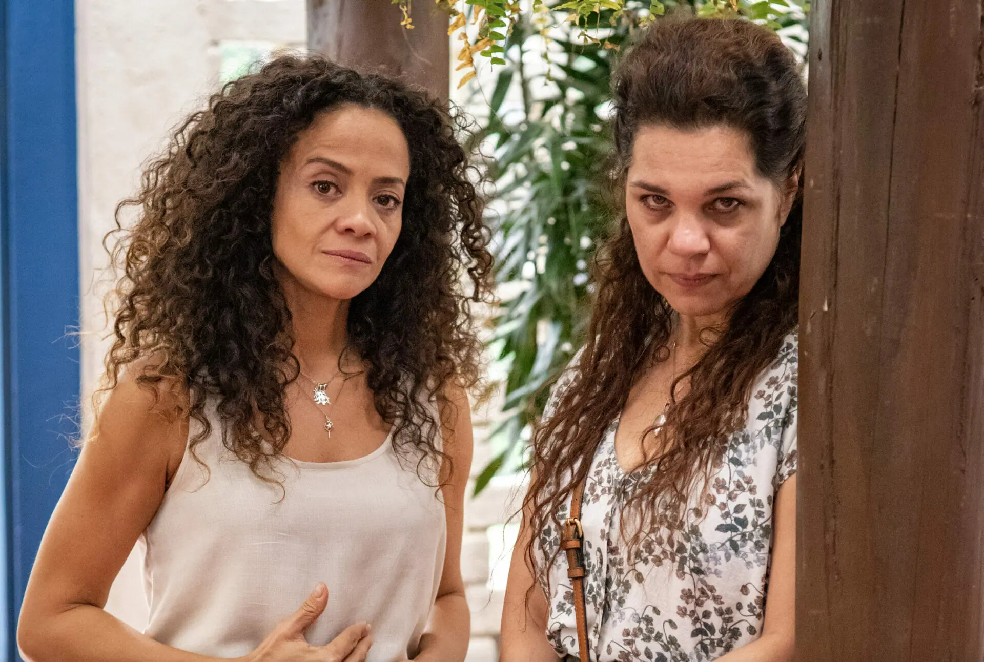 Zuleica (Aline Borges) e Maria Bruaca (Isabel Teixeira) em Pantanal