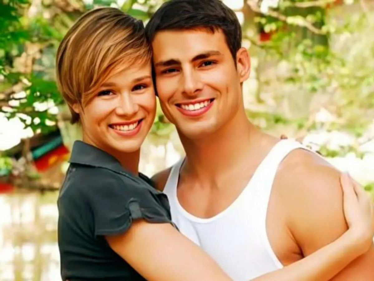 Lara (Mariana Ximenes) e Halley (Cauã Reymond) em A Favorita