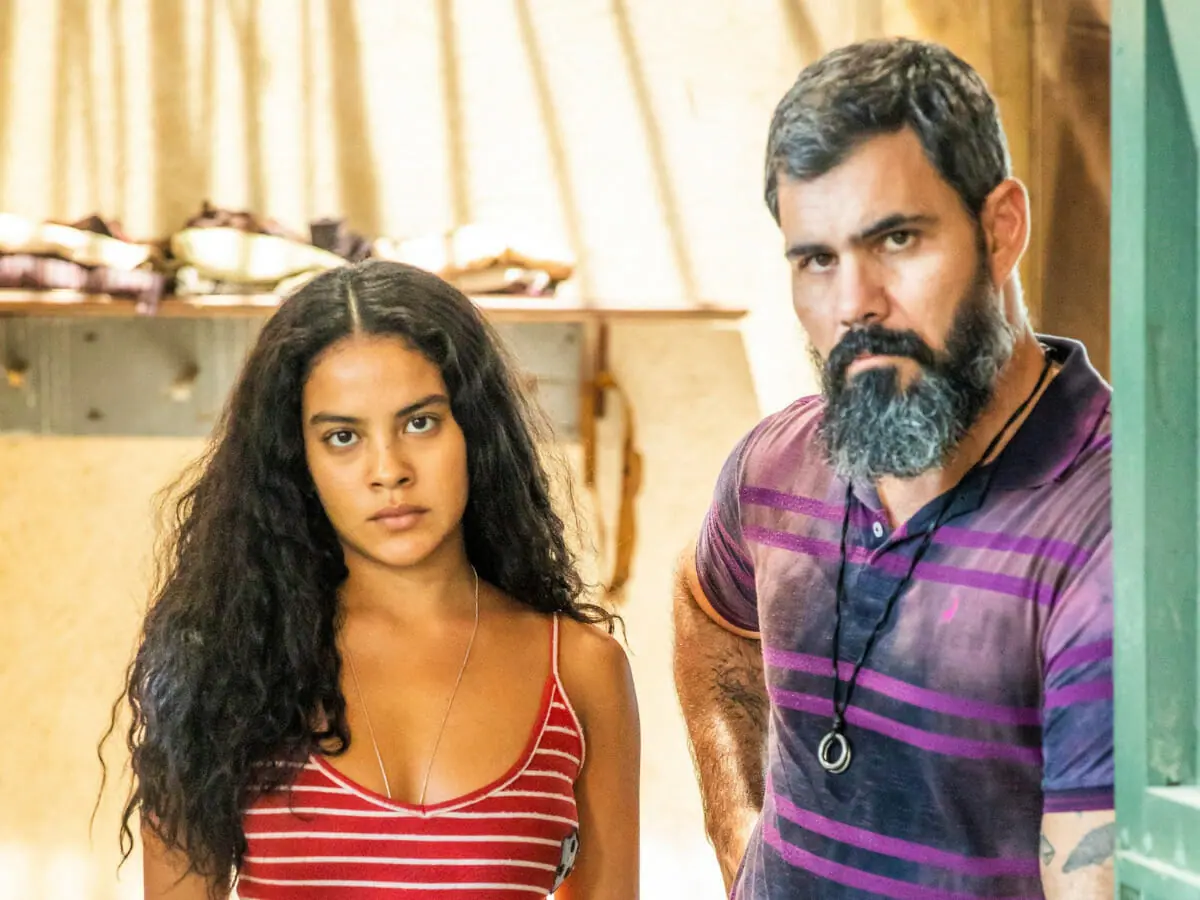 Muda (Bela Campos) e Alcides (Juliano Cazarré) em Pantanal