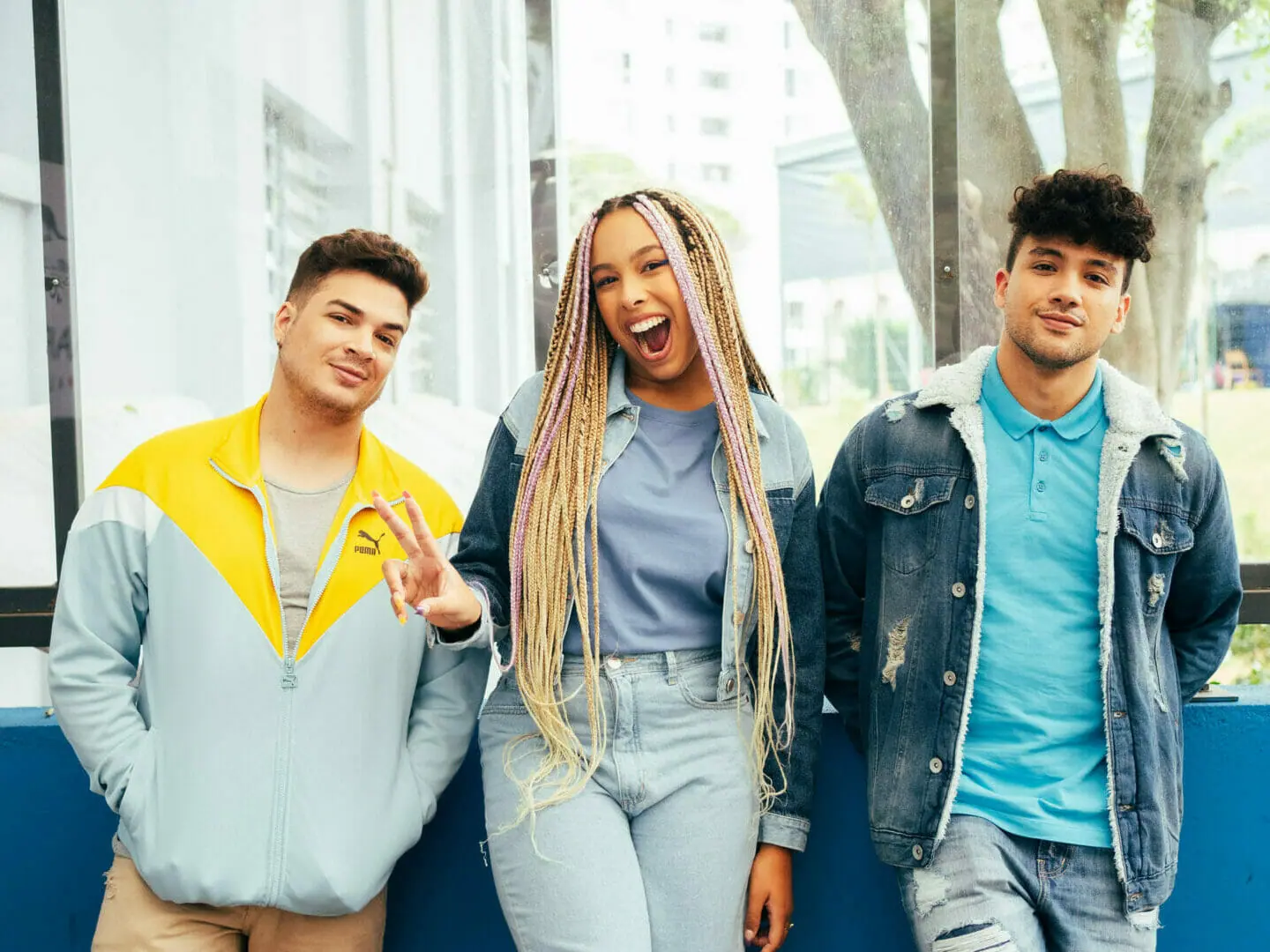 Lucas Santos, Júlia Olliver e Lawrran Couto em Vivendo na Gringa
