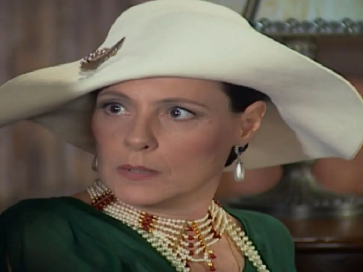 Jezebel (Elizabeth Savala) em Chocolate com Pimenta