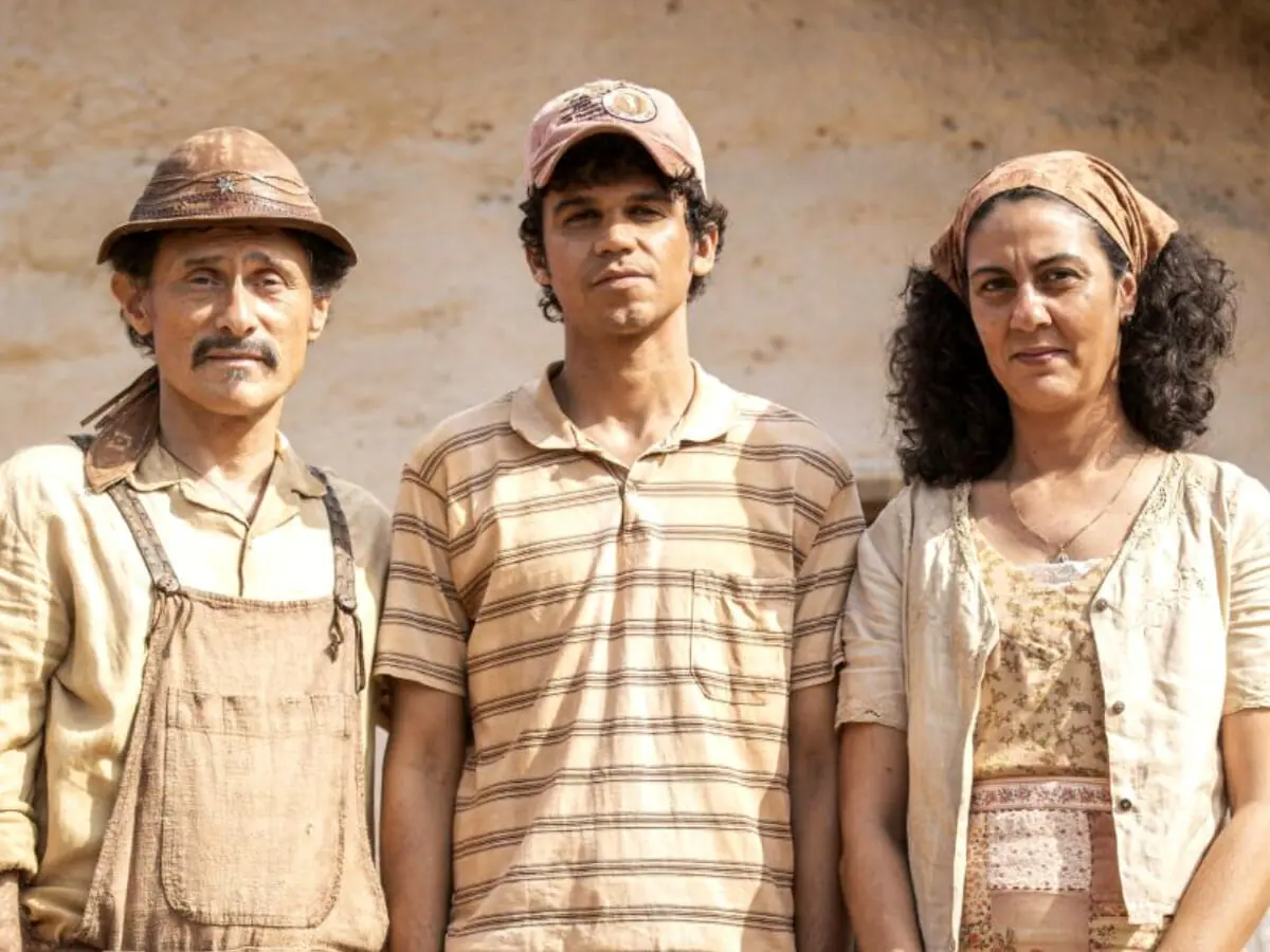 Timbó (Enríque Diaz), Mirinho (Lucas Galvino) e Tereza (Clarissa Pinheiro) em Mar do Sertão