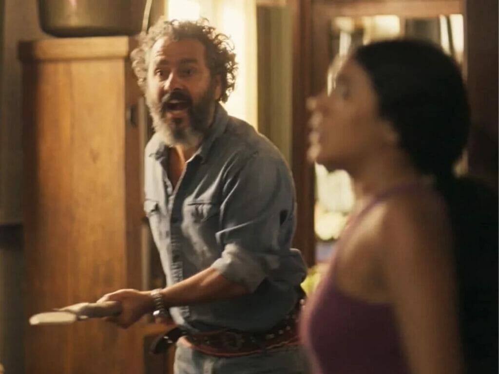 Zé Leôncio (Marcos Palmeira) com a zagaia em Pantanal