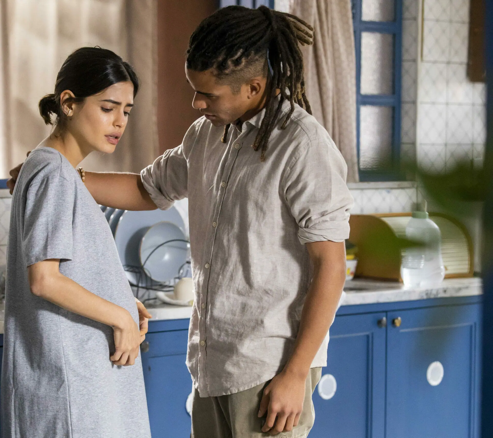 Guta (Julia Dalavia) e Marcelo (Lucas Leto)