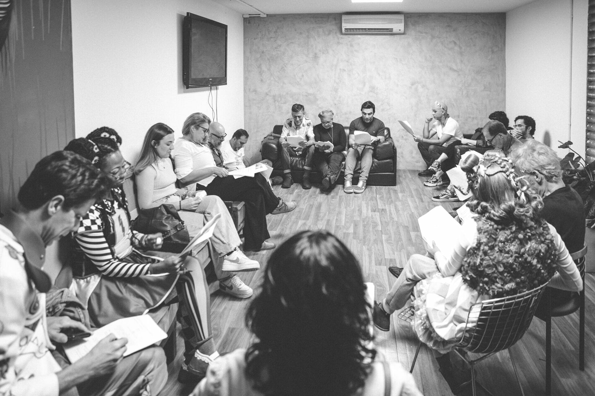 Leitura do roteiro do Rodinha Viva com o elenco original do Cocoricó (Rafael Ianni/@canaldojuliooficial)
