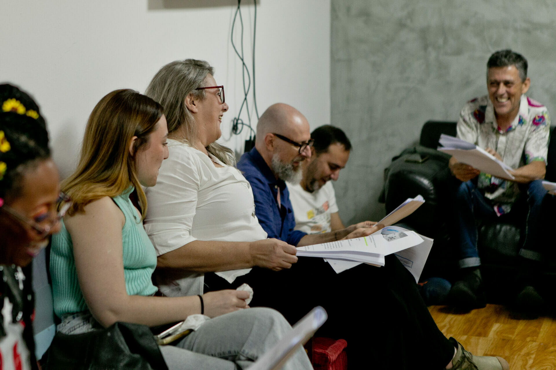 Leitura do roteiro do Rodinha Viva com o elenco original do Cocoricó (Rafael Ianni/@canaldojuliooficial)