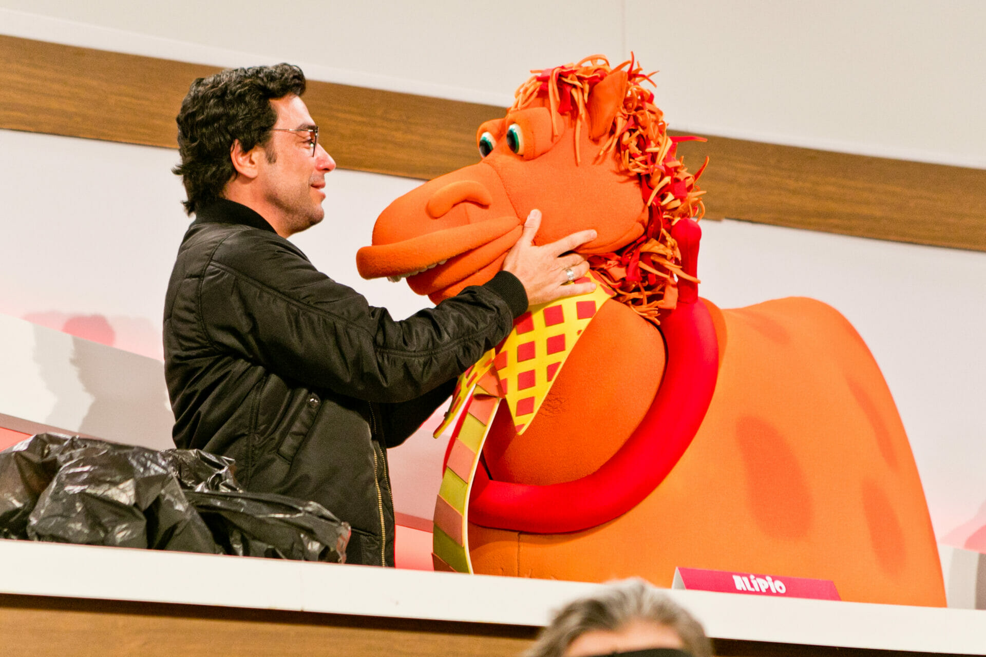 Hugo Picchi reencontra Alípio, seu personagem em Cocoricó (Rafael Ianni/@canaldojuliooficial)
