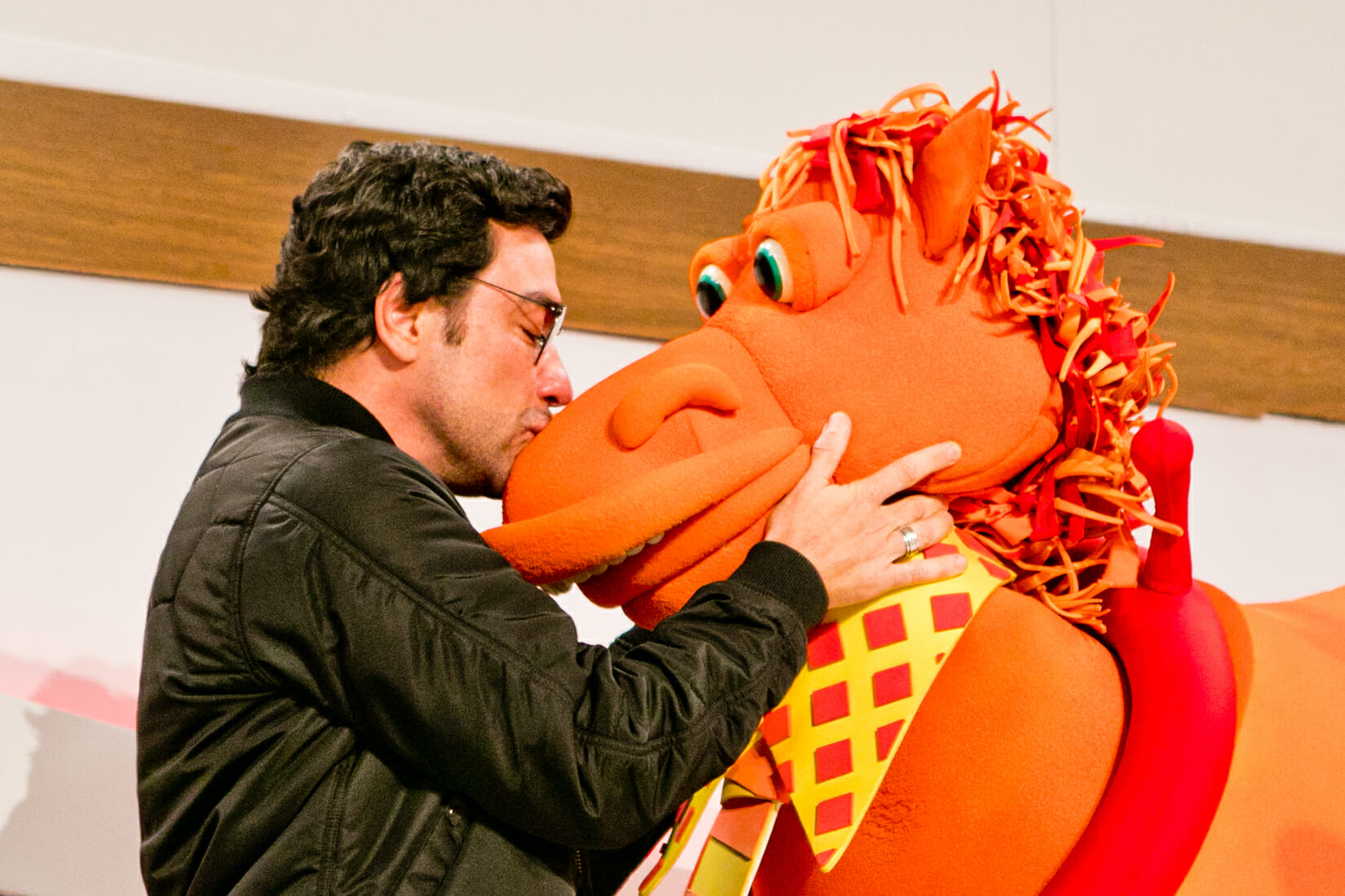Hugo Picchi beija Alípio, seu personagem em Cocoricó (Rafael Ianni/@canaldojuliooficial)