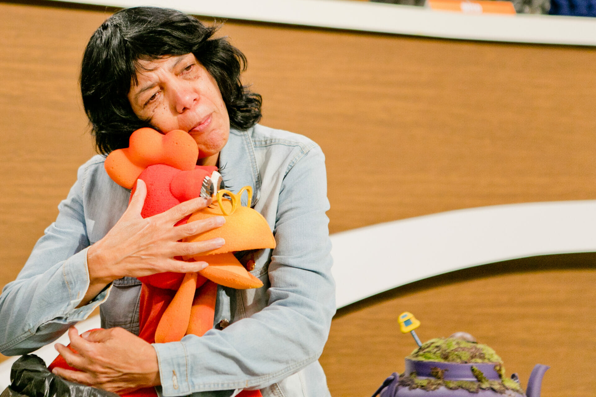 Neusa de Souza abraça Zazá, sua personagem em Cocoricó (Rafael Ianni/@canaldojuliooficial)