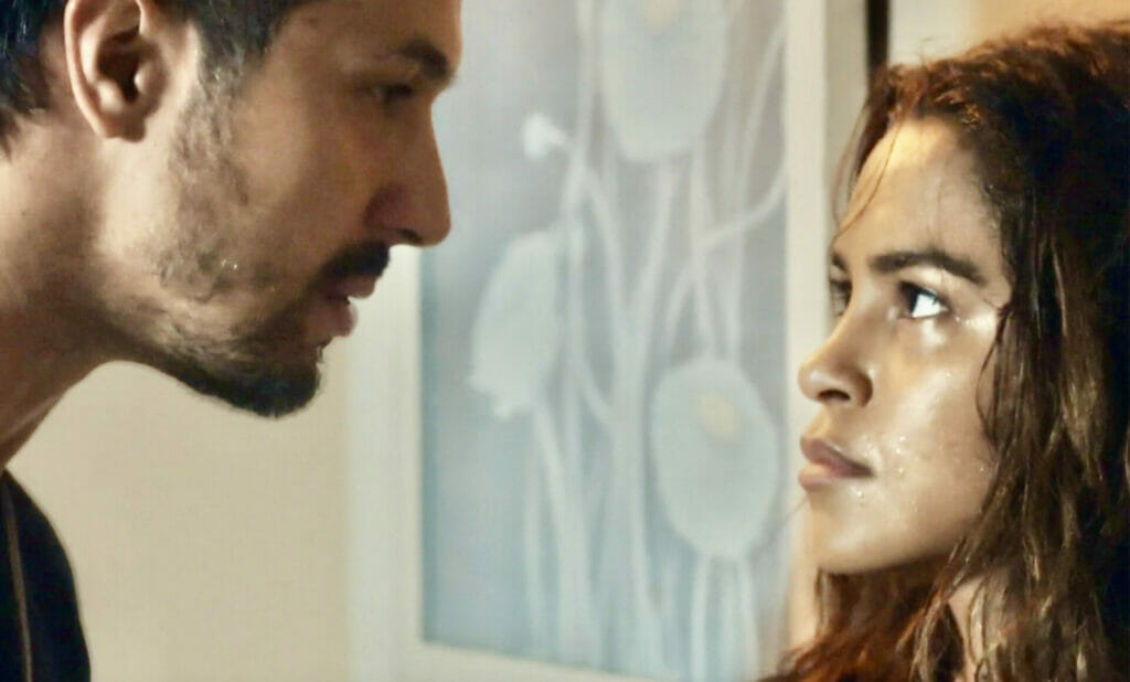 Oto (Romulo Estrela) e Brisa (Lucy Alves) em Travessia