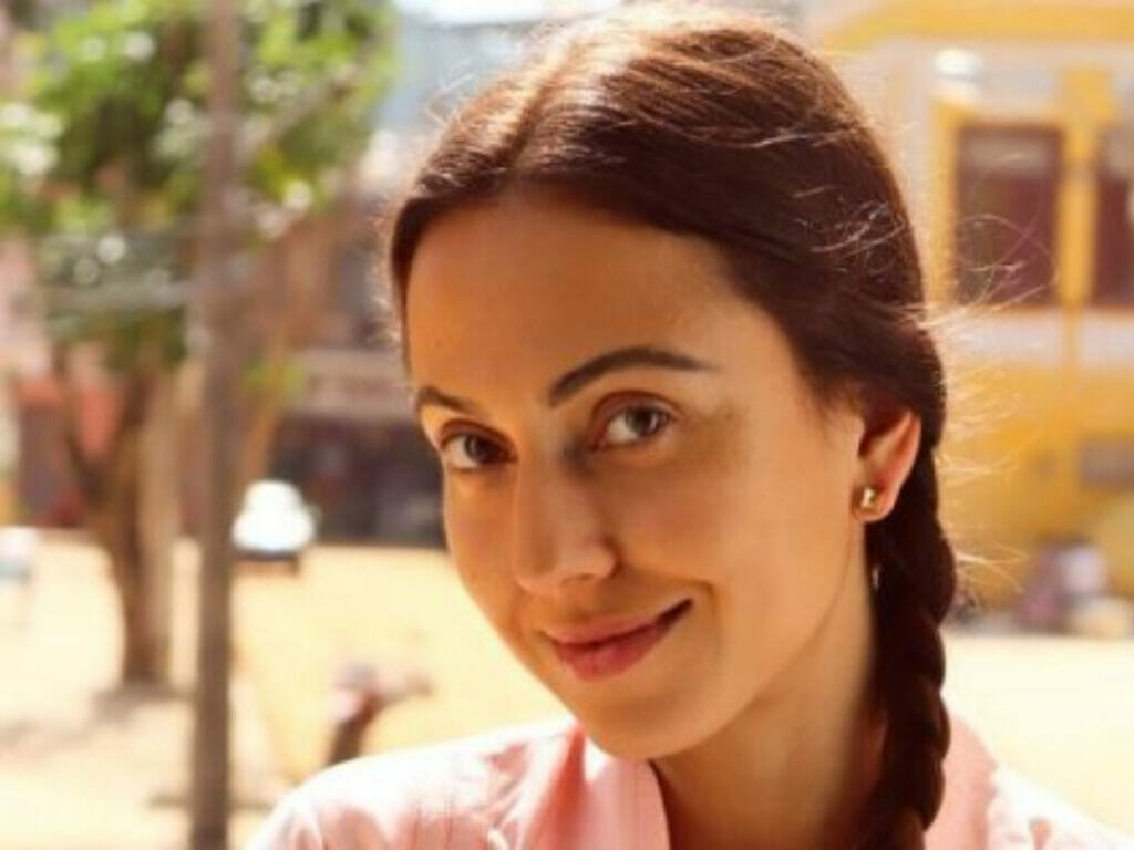 Anita (Julia Mendes)