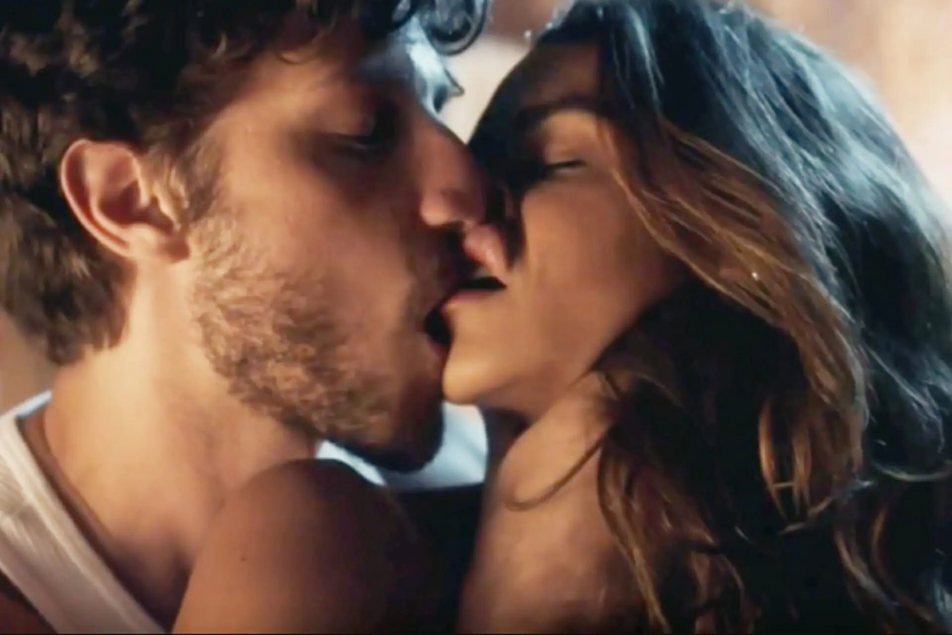 Ari (Chay Suede) e Brisa (Lucy Alves) de Travessia