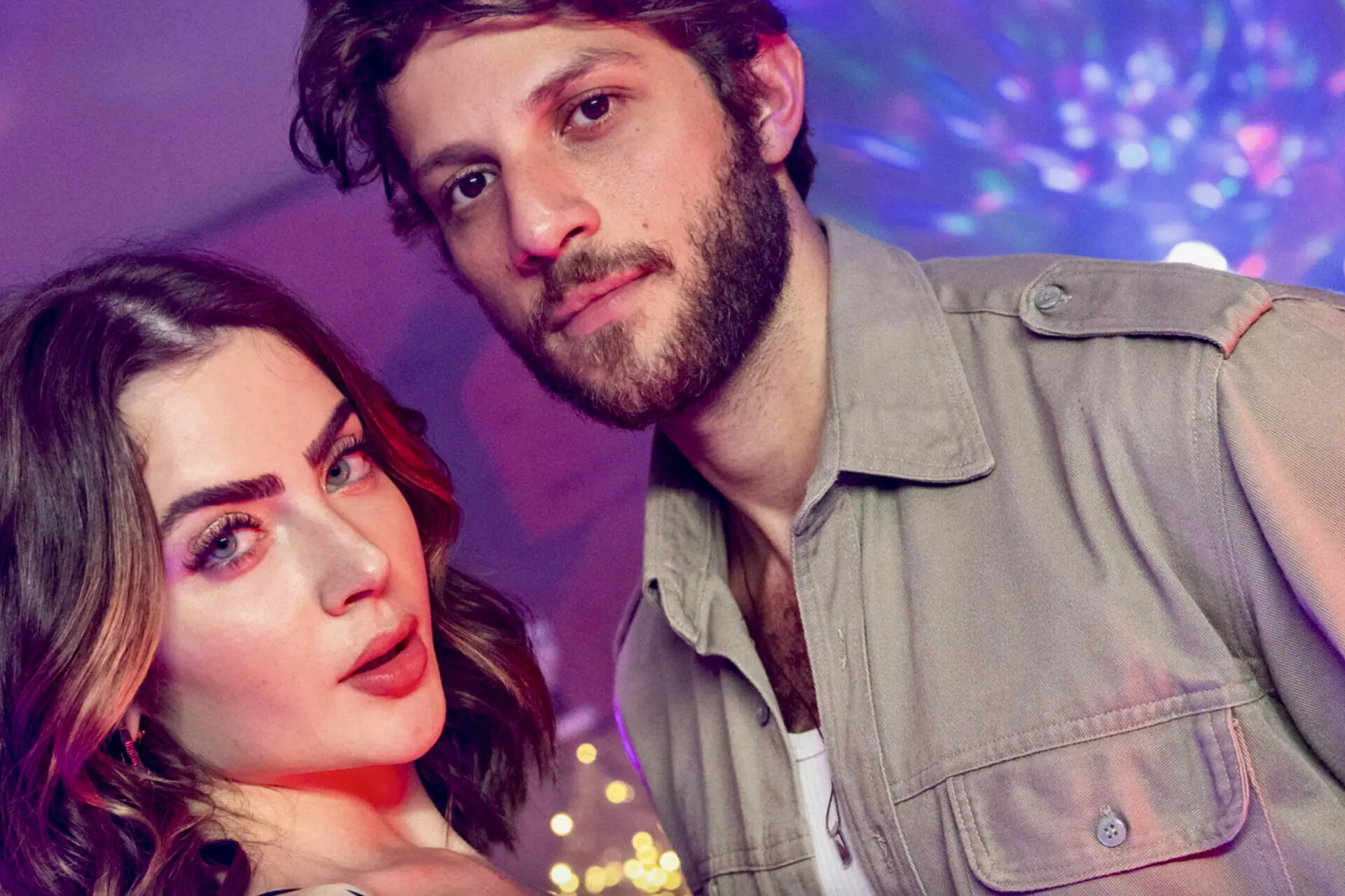 Ari (Chay Suede) e Chiara (Jade Picon) em Travessia