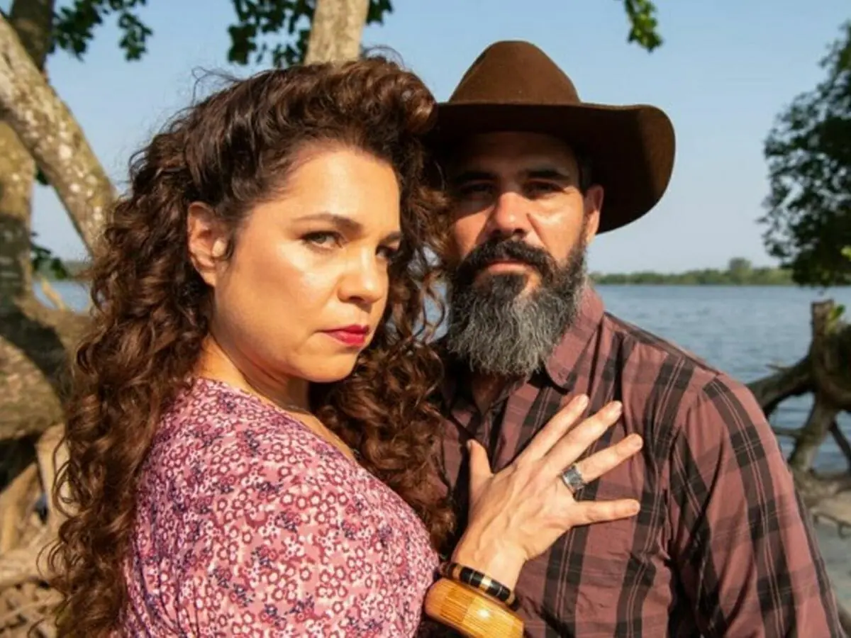 Maria Bruaca (Isabel Teixeira) e Alcides (Juliano Cazarré) de Pantanal