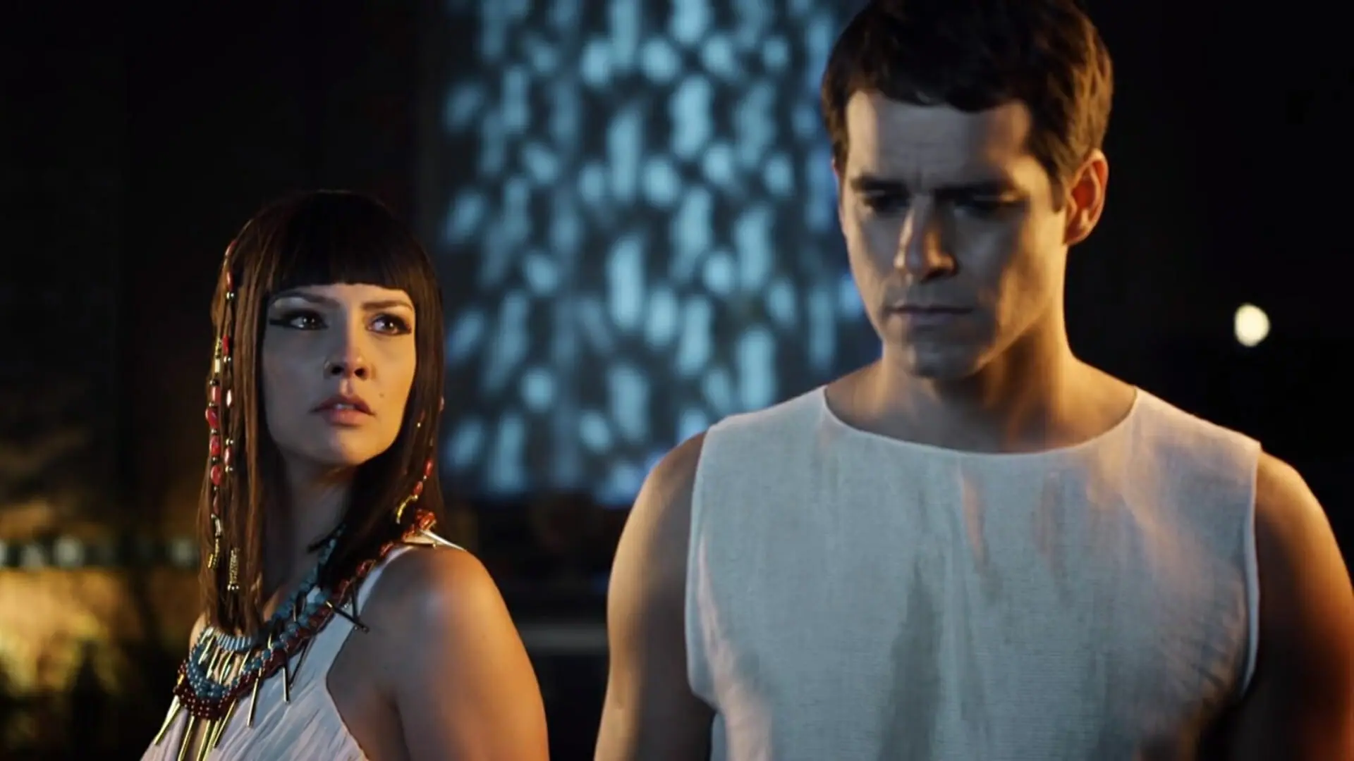 Nefertari (Camila Rodrigues) e Moisés (Guilherme Winter) de Os Dez Mandamentos