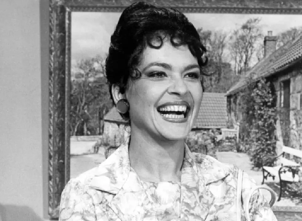Lala Sereno (Regina Dourado) - Pão-pão, Beijo-beijo