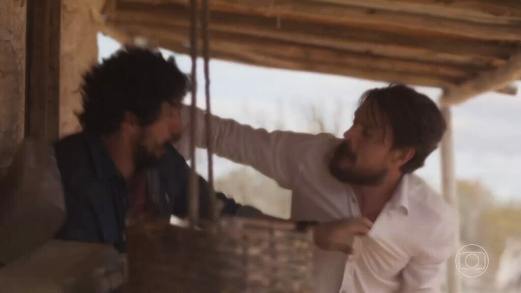 Tertulinho (Renato Góes) e Zé Paulino (Sergio Guizé) de Mar do Sertão