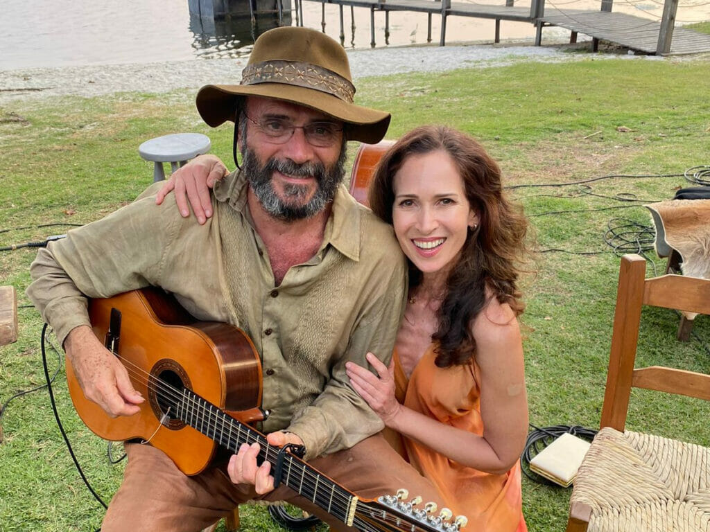 Almir Sater e Ingra Lyberato nos bastidores do último capítulo de Pantanal