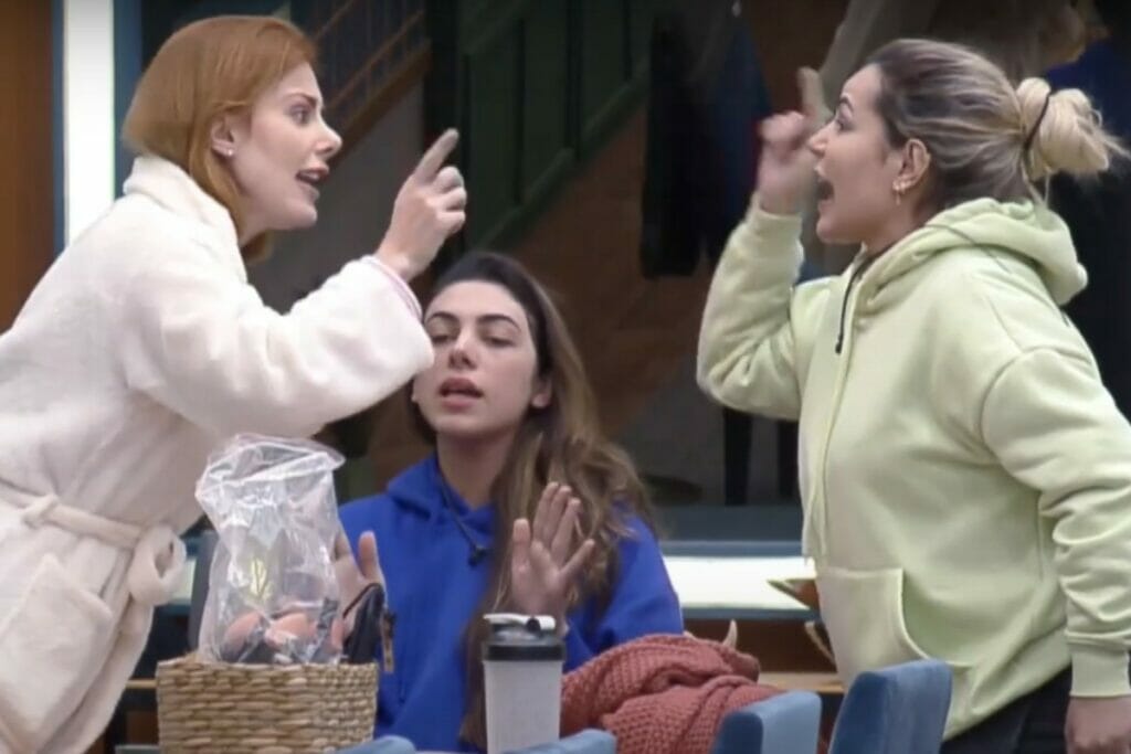 Deolane Bezerra e Deborah Albuquerque em A Fazenda 14