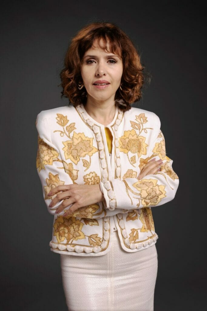 Leona Cavalli como Íris Abravanel em O Rei da TV