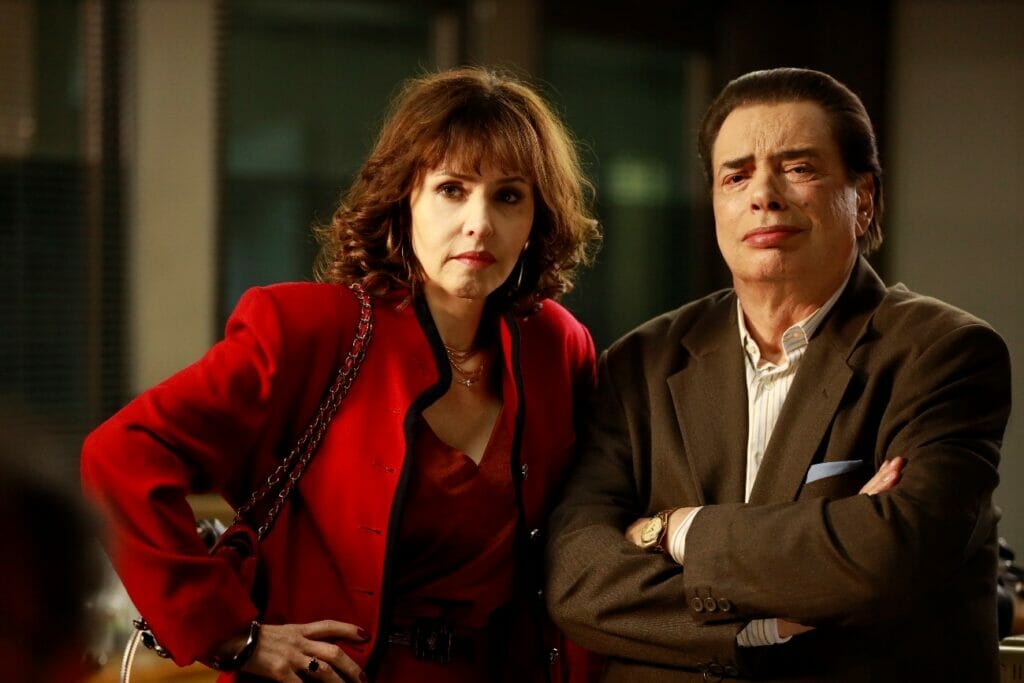 Leona Cavalli e José Rubens Chachá como Íris Abravanel e Sílvio Santos
