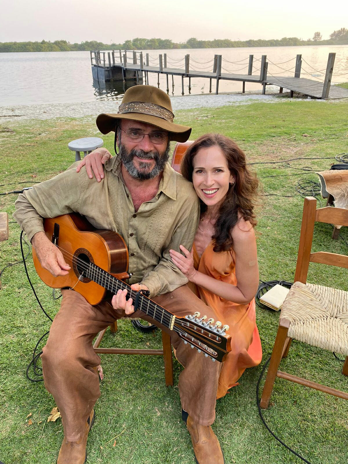 Almir Sater e Ingra Lyberato nos bastidores do último capítulo de Pantanal